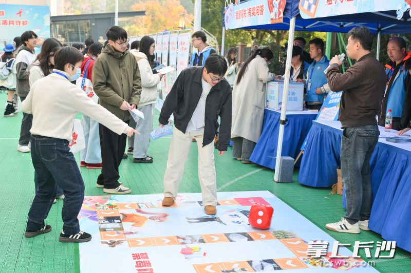 学子们在“险中求生”知识棋盘游戏中学习禁毒防艾辨识技巧。