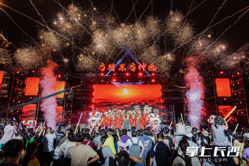 方特东方神画烟花秀。 方特东方神画烟花秀。