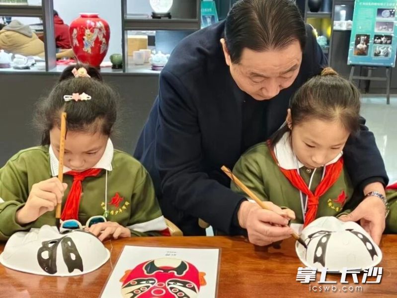 湘剧脸谱绘制课上,油彩在脸上晕开。 湘剧脸谱绘制课上,油彩在脸上晕开。