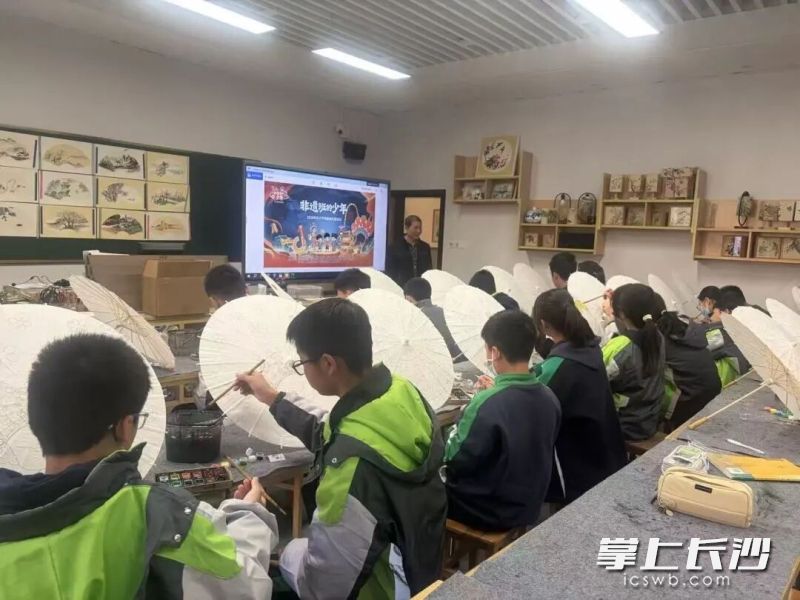 孩子们小心翼翼地将棉线缠绕在竹骨上,指尖触碰到的不仅是温润的竹材,更是代代相传的匠人精神。 孩子们小心翼翼地将棉线缠绕在竹骨上,指尖触碰到的不仅是温润的竹材,更是代代相传的匠人精神。