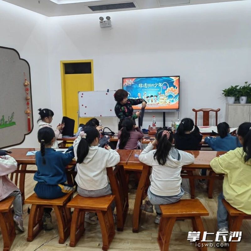 传统与青春的碰撞,课堂的热度持续至夜幕降临。 传统与青春的碰撞,课堂的热度持续至夜幕降临。