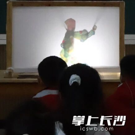 生动的皮影戏表演让孩子们对非遗的感触更加直观。 生动的皮影戏表演让孩子们对非遗的感触更加直观。