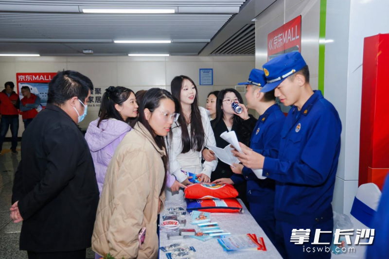 消防员向乘客发放消防宣传资料。 长沙晚报通讯员 刘扶桑 摄