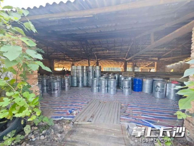 废弃养殖棚内共存放101个标准化化工桶。长沙晚报通讯员 邢军伟 供图