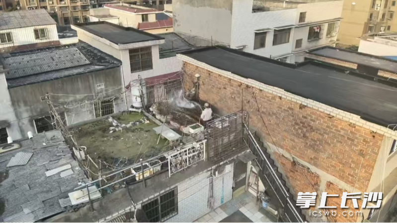 当事人听到无人机发出的警示后，立即用水将火焰扑灭。