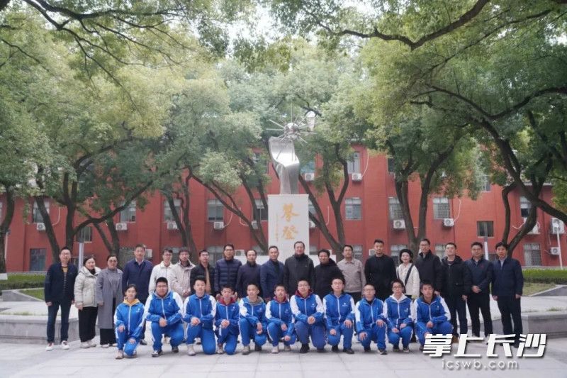 奥数国赛湖南师大附中斩获6金4银1铜，1人入选国家集训队。 均为长沙晚报通讯员梁文婷摄