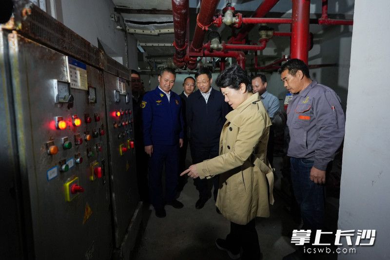 12月2日,省委常委、市委书记吴桂英开展安全生产检查,来到天心区天翔新新家园小区。 12月2日,省委常委、市委书记吴桂英开展安全生产检查,来到天心区天翔新新家园小区。