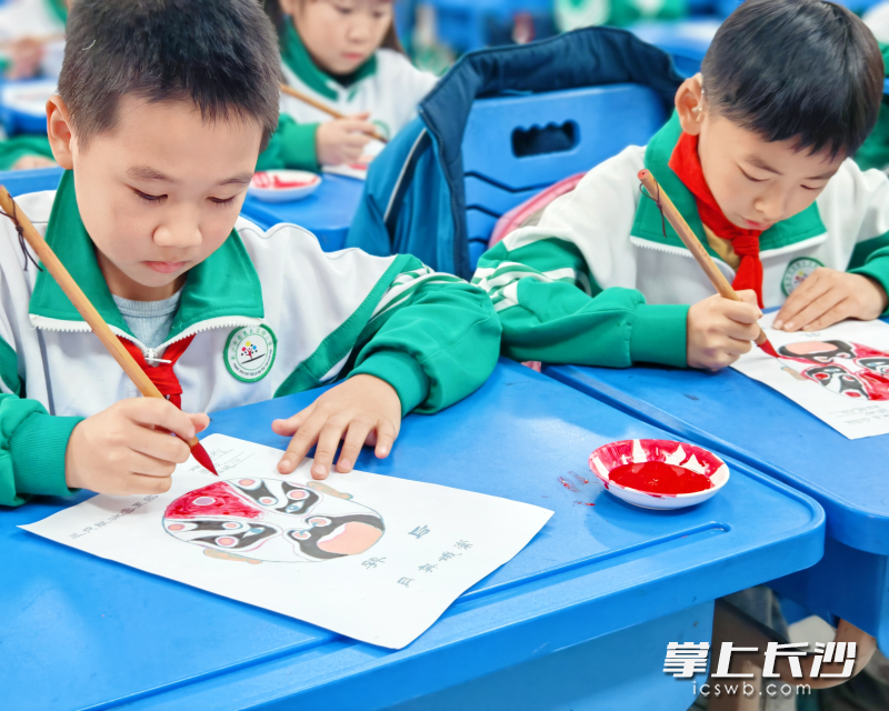 学生在戏曲故事里汲取家国情怀，真正实现了“以文化人、以美育人”的教育目标。