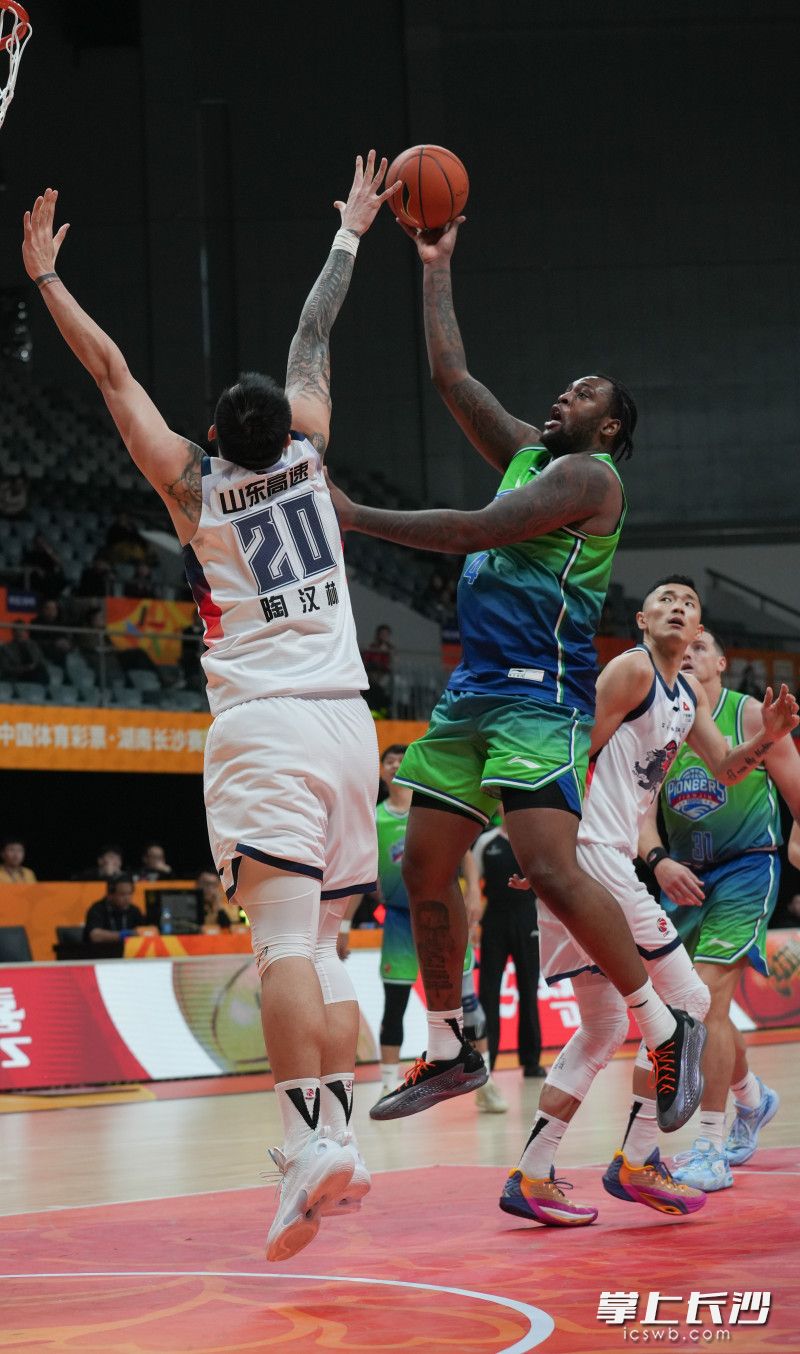 双方队员篮下激烈对抗。
