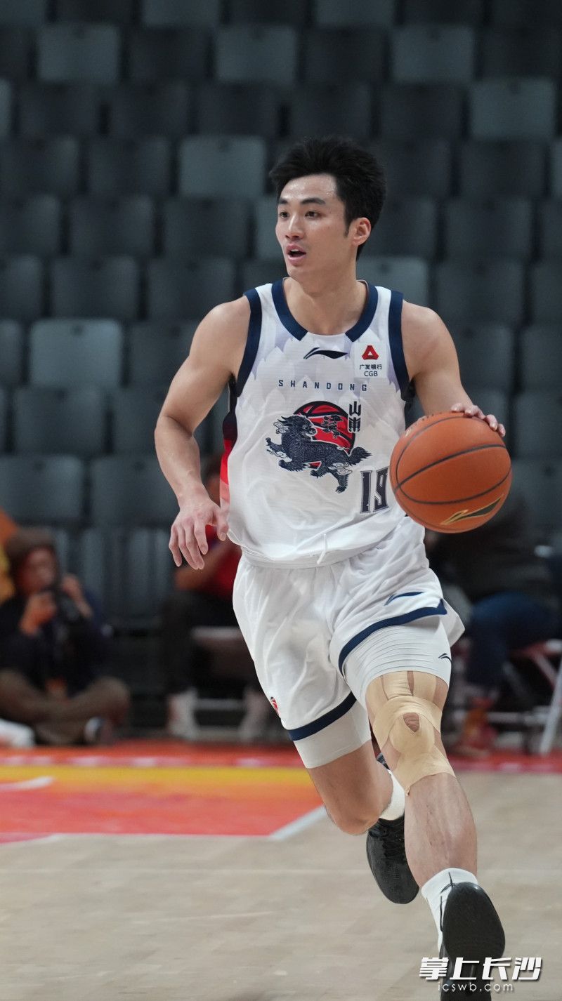 出生于长沙的山东高速队球员于德豪持球进攻。
