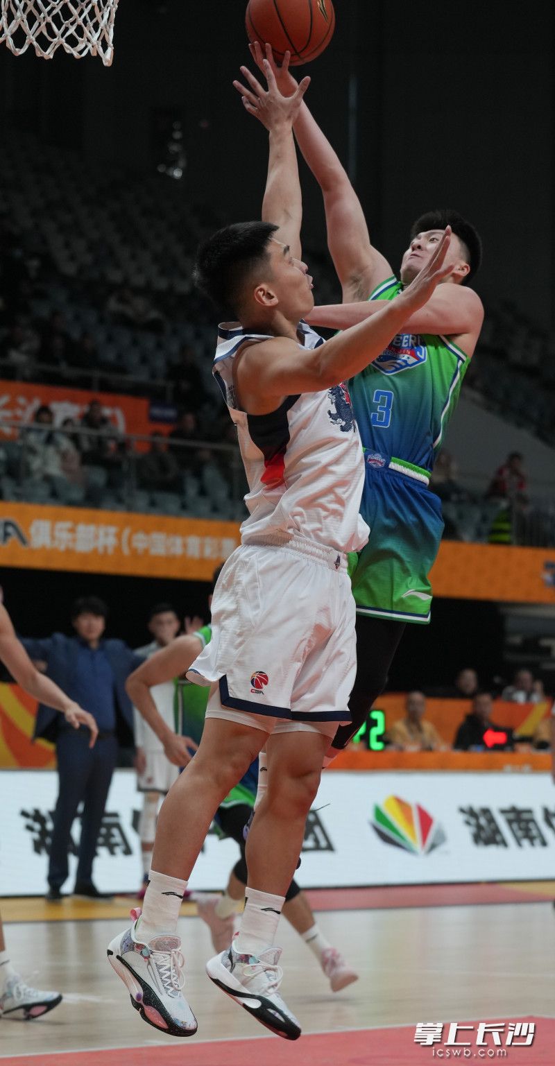 激烈对抗上篮。