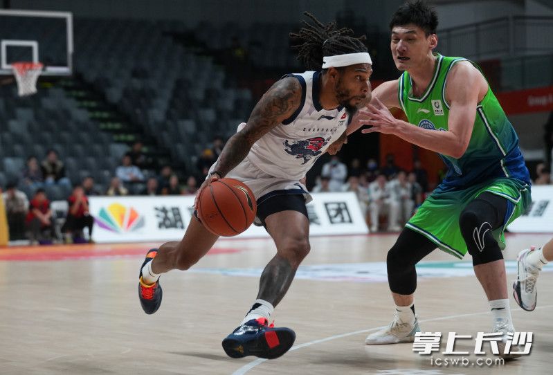 山东高速队员珀塞尔持球进攻。