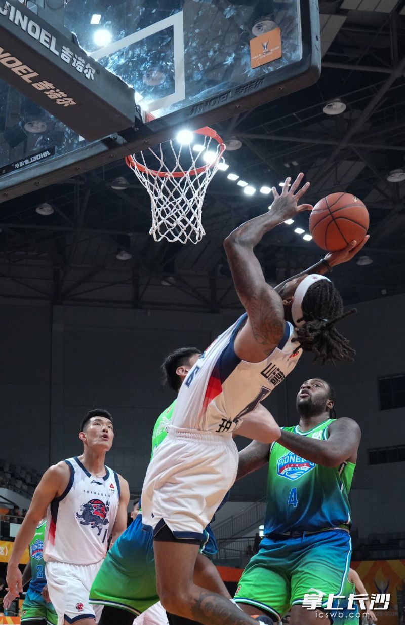 山东高速队外援珀塞尔篮下极限后仰投篮。