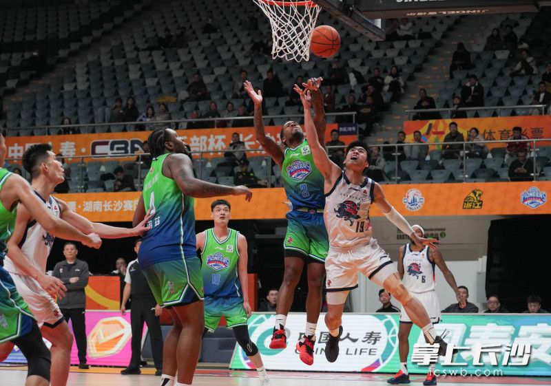 双方球员在篮下奋力拼抢，为球迷带来一场高水平的篮球盛宴。 均为长沙晚报全媒体记者邹麟摄