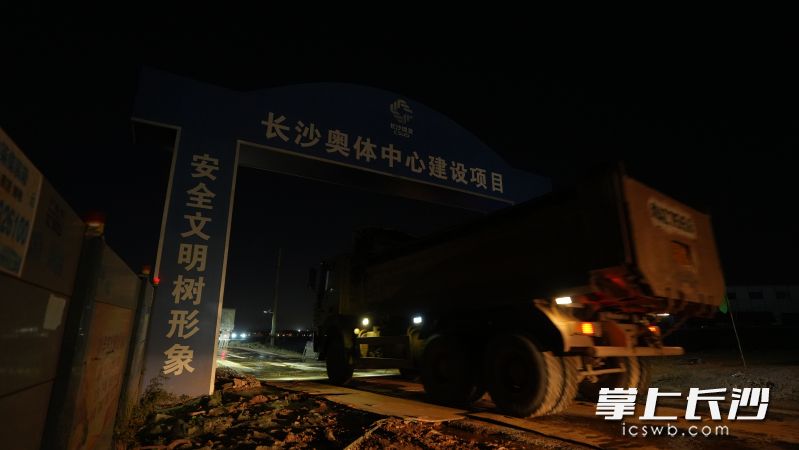 负责主场馆建设的首批工程车辆驶入施工现场。 均为通讯员供图