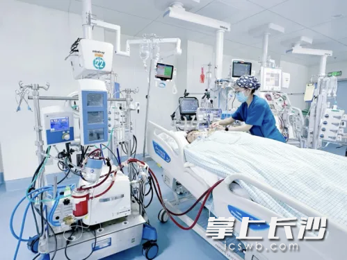 患者突发晕厥,意识丧失,被转运至长沙市第四医院滨水新城院区进行救治。 均为长沙晚报通讯员宋丹、王晓慧供图 患者突发晕厥,意识丧失,被转运至长沙市第四医院滨水新城院区进行救治。 均为长沙晚报通讯员宋丹、王晓慧供图