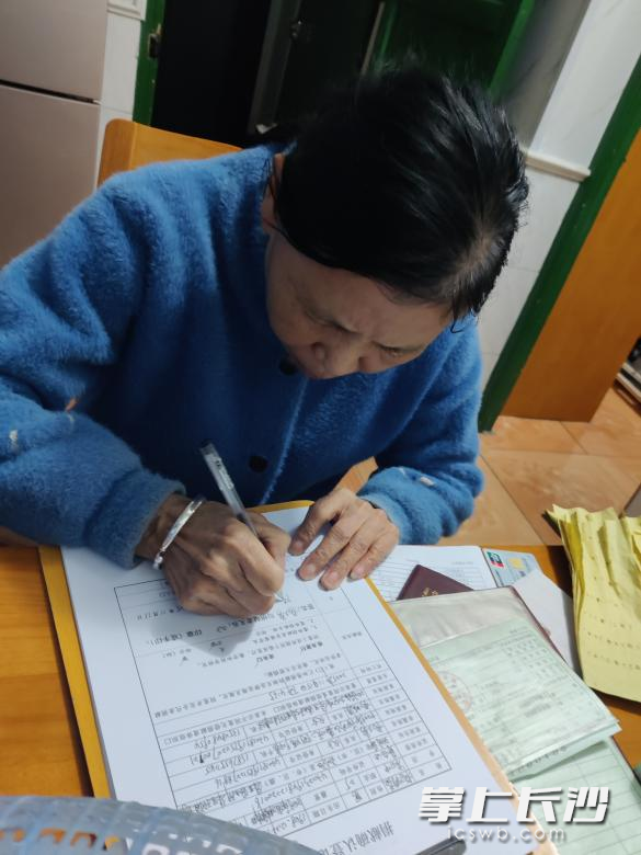 杨特益的家人在捐献确认表上签字。 长沙晚报通讯员 杨丽红 潘爱华 供图