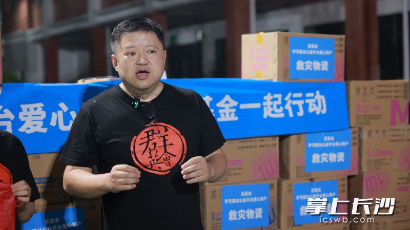 从事公益事业26个春秋,傅强完成了一场从被温暖者到赋能千万人的深刻蜕变。 从事公益事业26个春秋,傅强完成了一场从被温暖者到赋能千万人的深刻蜕变。