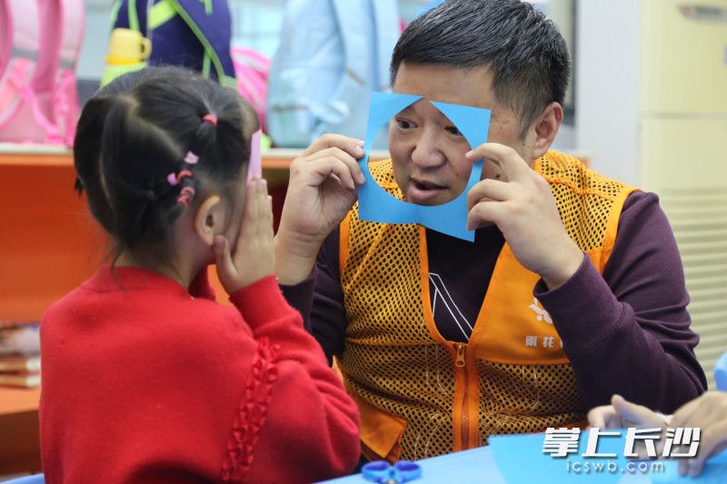 傅强在参与志愿服务。 傅强在参与志愿服务。