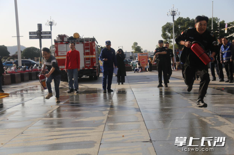 社区微型消防站比武精彩瞬间。