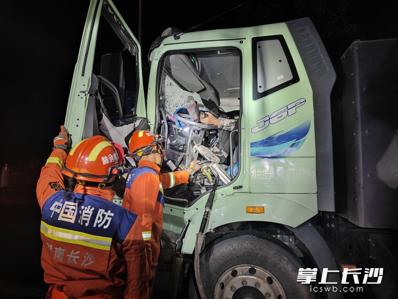 消防员正在营救被困驾驶员。 长沙晚报通讯员 曹海亮 摄 消防员正在营救被困驾驶员。 长沙晚报通讯员 曹海亮 摄