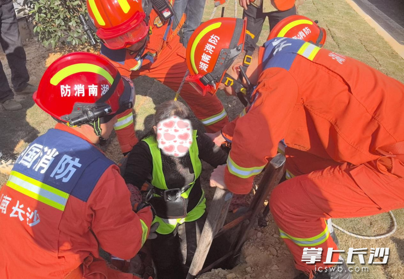 消防员将坠井工人成功救出。 长沙晚报通讯员 李杜 摄 消防员将坠井工人成功救出。 长沙晚报通讯员 李杜 摄