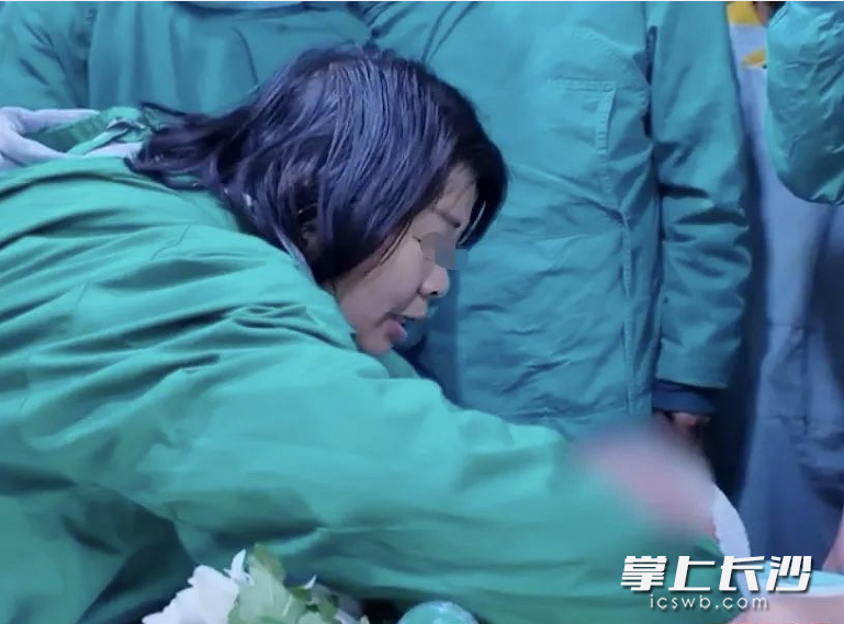 刘国平的妈妈强忍悲痛和他道别。 均为长沙晚报通讯员夏旭东供图