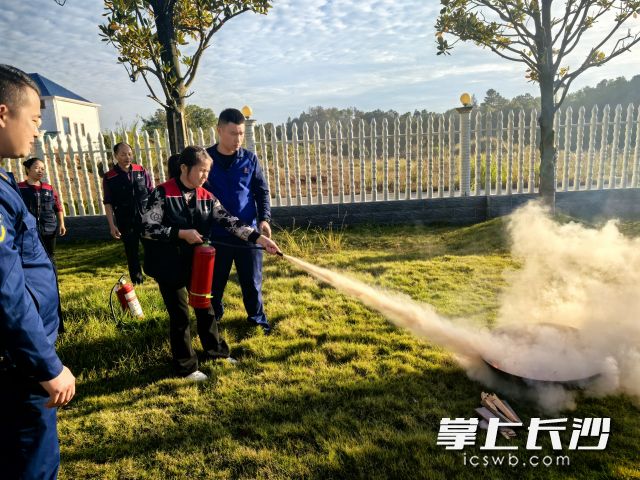 一位工作人员正在练习正确使用灭火器。均为长沙晚报通讯员 张珊珊 供图