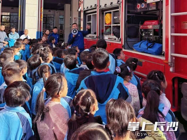 红色消防车成为此次“探秘之旅”的“明星”。 红色消防车成为此次“探秘之旅”的“明星”。