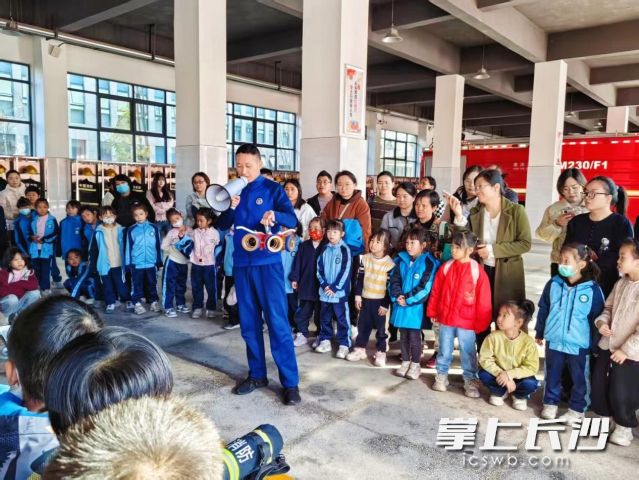 云塘社区联合龙湾小学组织200余名师生走进暮云特勤消防站。 均为长沙晚报通讯员 石磊供图 云塘社区联合龙湾小学组织200余名师生走进暮云特勤消防站。 均为长沙晚报通讯员 石磊供图