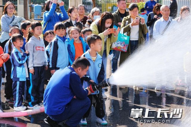 水枪实操环节令孩子十分期待。 水枪实操环节令孩子十分期待。