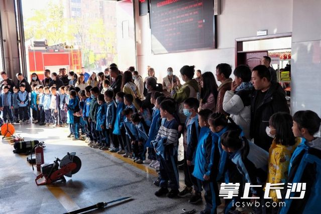 孩子们正认真听消防员讲解。 孩子们正认真听消防员讲解。