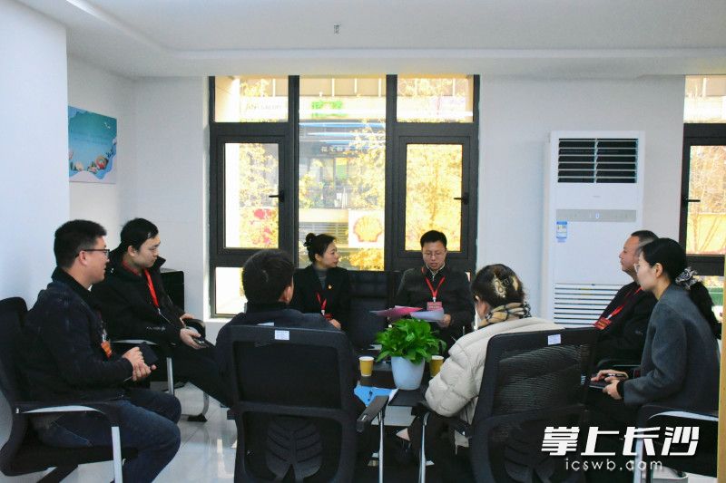 居民代表在进行分组讨论。 居民代表在进行分组讨论。