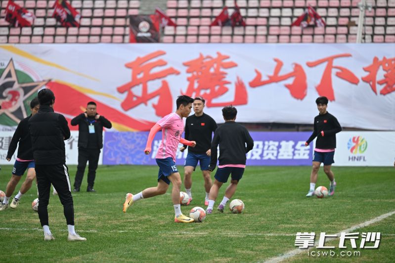 赛前踩场训练。 赛前踩场训练。