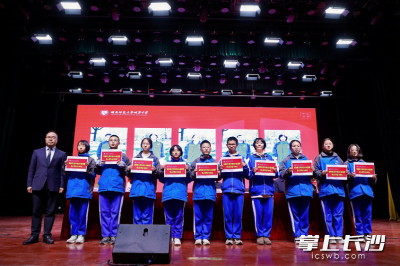 20名张家界市民族中学优秀学生获赠励志奖学金。