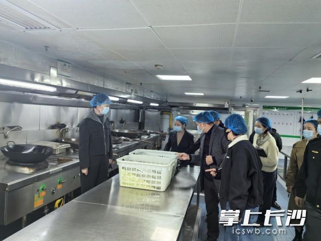 检查人员深入各餐饮企业后厨等重点区域。  均为长沙晚报通讯员 喻嘉 尹畅供图