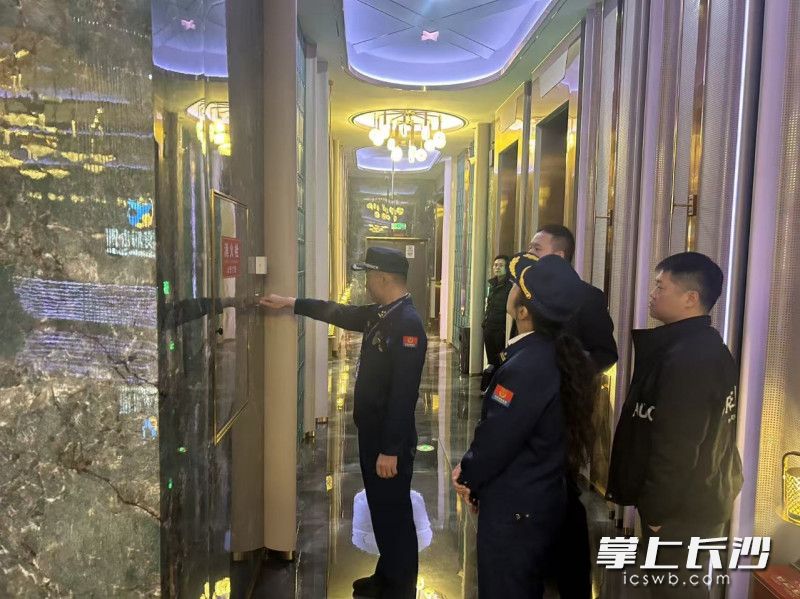 长沙县消防在夜查。 长沙晚报通讯员 王磊 供图