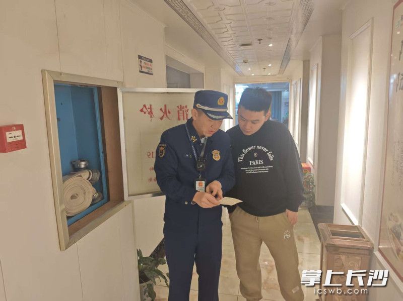 宁乡消防在夜查。长沙晚报通讯员 方圆 供图