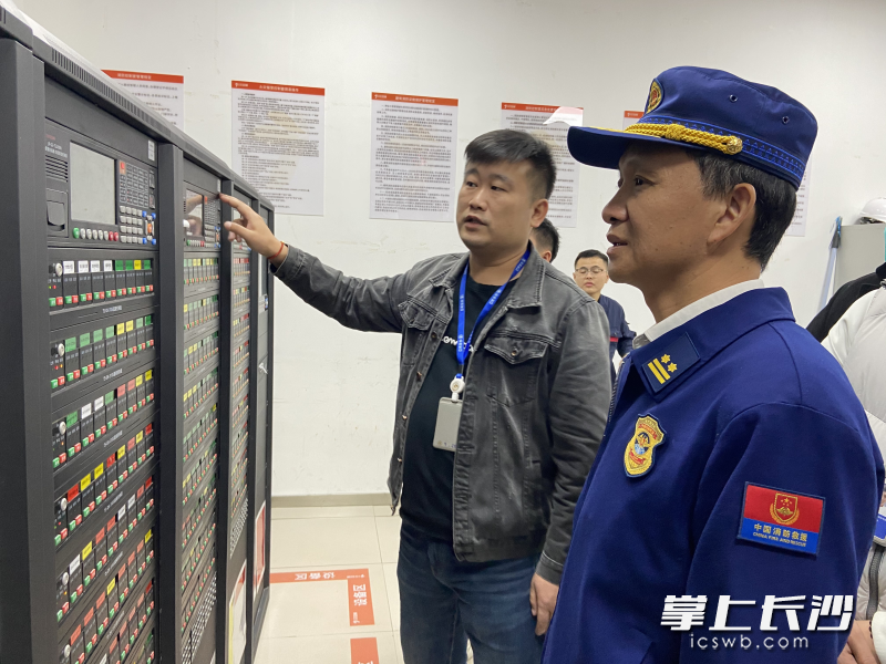 消防监督员在检查中。 长沙晚报通讯员 冯运文 摄