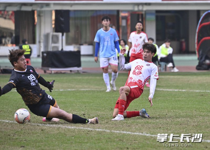 谭想屡次威胁到常德队球门。 谭想屡次威胁到常德队球门。