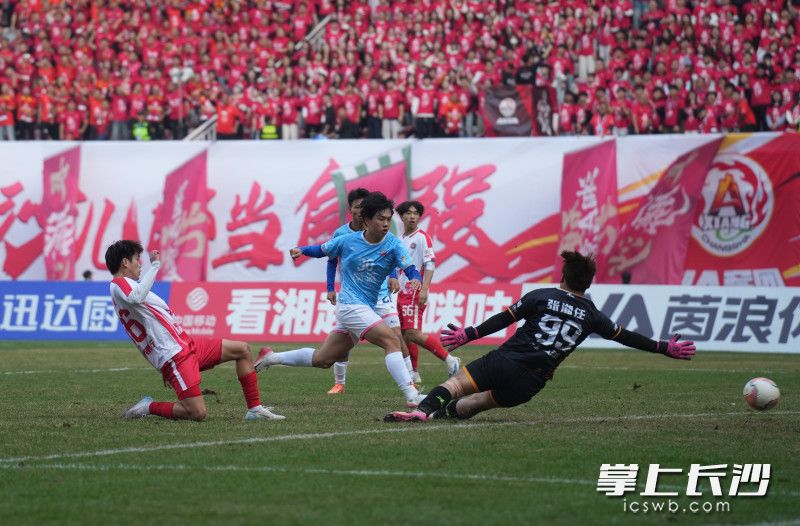 谭想(左)在比赛中打门。 谭想(左)在比赛中打门。
