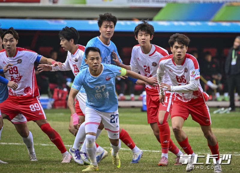 双方门前争抢。 双方门前争抢。