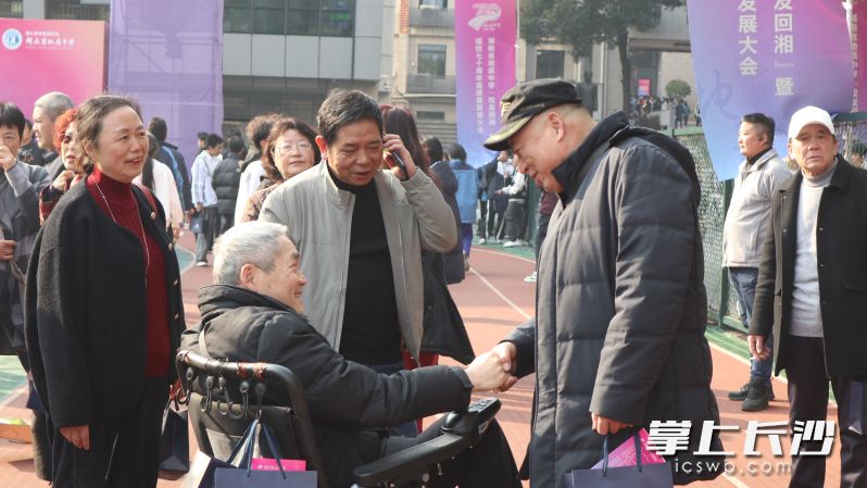 老校友老教师重逢,分外开心。 老校友老教师重逢,分外开心。