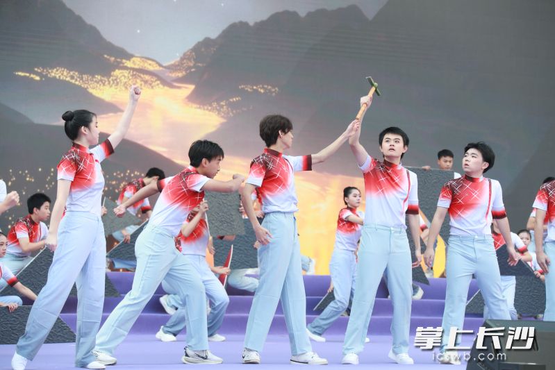 师生、退休教师与校友共同演绎的情景舞蹈《第一束光》、情景讲述《光阴的故事》等节目,生动再现了地中育人历程。 师生、退休教师与校友共同演绎的情景舞蹈《第一束光》、情景讲述《光阴的故事》等节目,生动再现了地中育人历程。