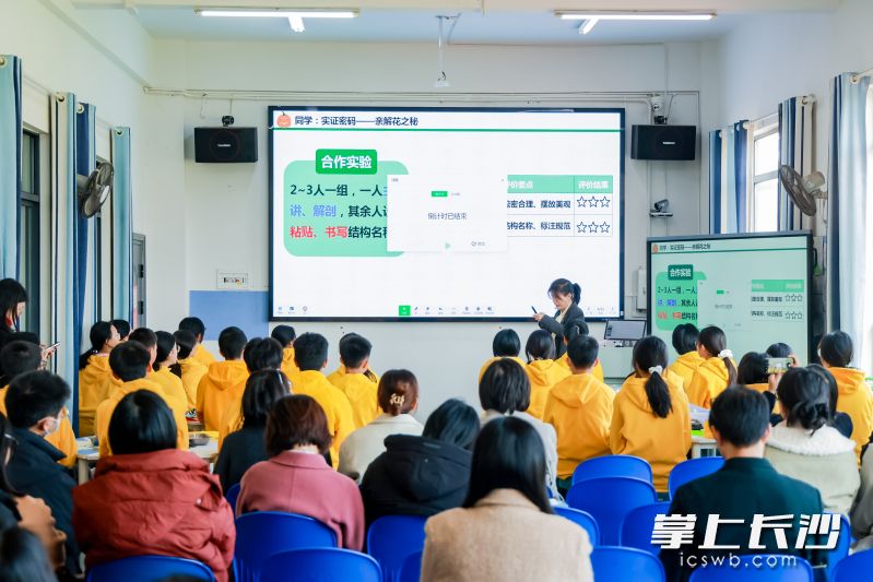 同升湖学校融合AI、VR、3D与智能巡课督课录课系统，搭建起“物理-虚拟-智能”无边界学习场景。