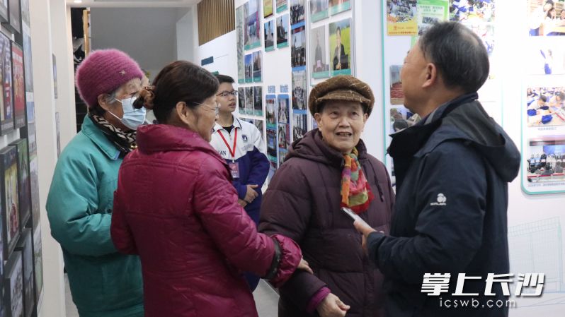 6日,湖南省地质中学“校友回湘”暨建校70周年高质量发展大会举行,1500余名海内外校友与各界嘉宾重返校园,共同见证这所省重点中学的七秩荣光。 均为长沙晚报通讯员周礼摄 6日,湖南省地质中学“校友回湘”暨建校70周年高质量发展大会举行,1500余名海内外校友与各界嘉宾重返校园,共同见证这所省重点中学的七秩荣光。 均为长沙晚报通讯员周礼摄