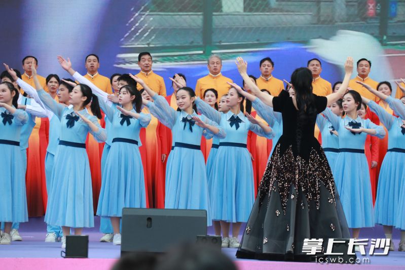 大会后,办学成果文艺展演与校友篮球赛接续上演。 大会后,办学成果文艺展演与校友篮球赛接续上演。