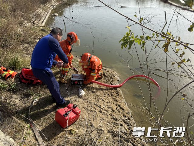 演练现场各救援队伍闻令即动，严格对标应急预案快速集结。