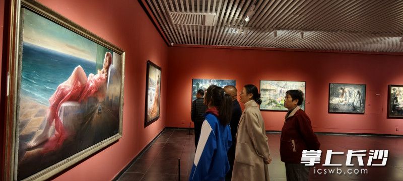 家长带孩子观展。 均为长沙晚报全媒体记者肖舞摄