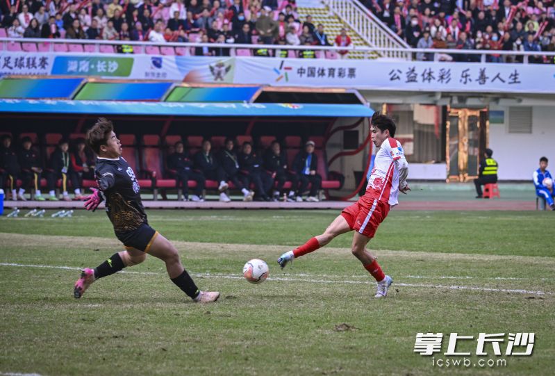 谭想(右)单刀破门。 均为长沙晚报全媒体记者邹麟、余劭劼摄 谭想(右)单刀破门。 均为长沙晚报全媒体记者邹麟、余劭劼摄